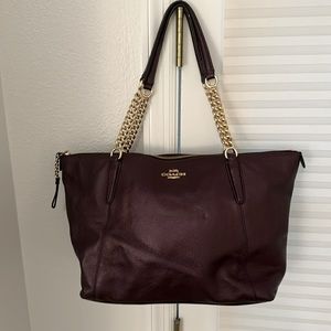 Coach purse with lovely gold chain detail